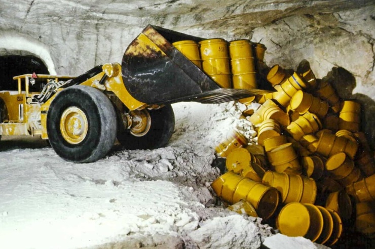 Fässer mit radioaktivem Atommüll werden in das Salzbergwerk Asse II gekippt