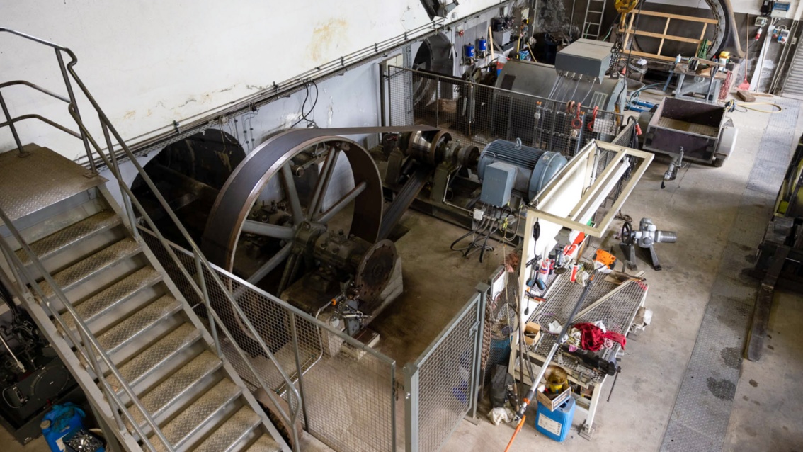Im Innern der Turbinenhalle: über ein großes Schwungrad wird ein Generator angetrieben. 